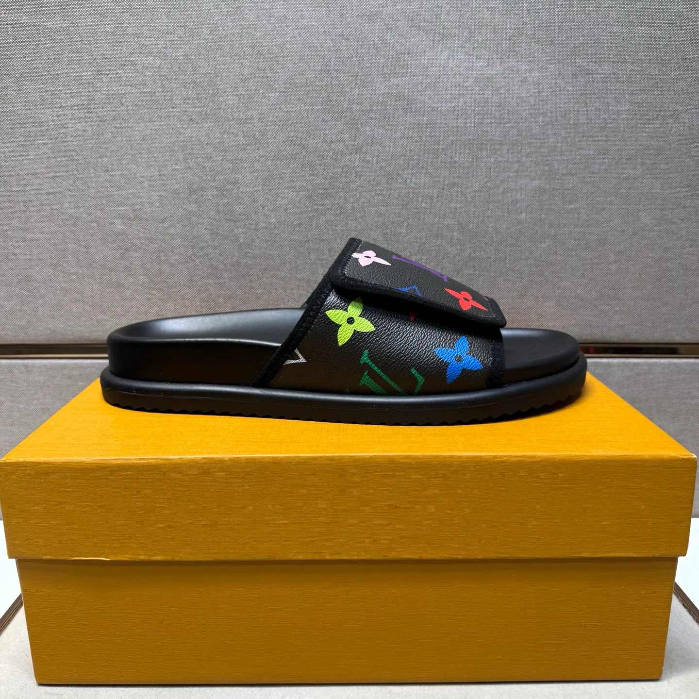 ⬛️Men's shoes 💰p320 [LV～] Men's casual slippers 2025z cabinet sales simultaneously 🔶Size: 38-44 #️⃣ 🔷2 colors🔜The upper is made of multi-material splicing➕Genuine leather lining, comfortable and breathable, sole: original comfortable and wear-resistant outsole, ⚠️Real shot📱Photographed🎬The real thing is better📢📢📢